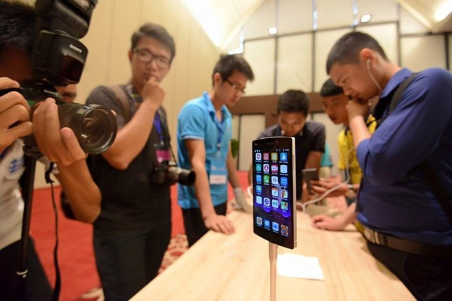 Khả năng cạnh tranh của Bphone vẫn bị các nhà bán lẻ nhìn nhận chưa mấy lạc quan. Ảnh: Lê Hiếu.