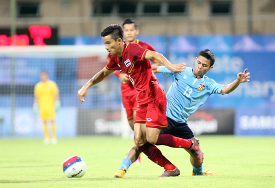 Thái Lan (trái) giành chiến thắng ấn tượng trước Lào. Ảnh: Dũng Phương.