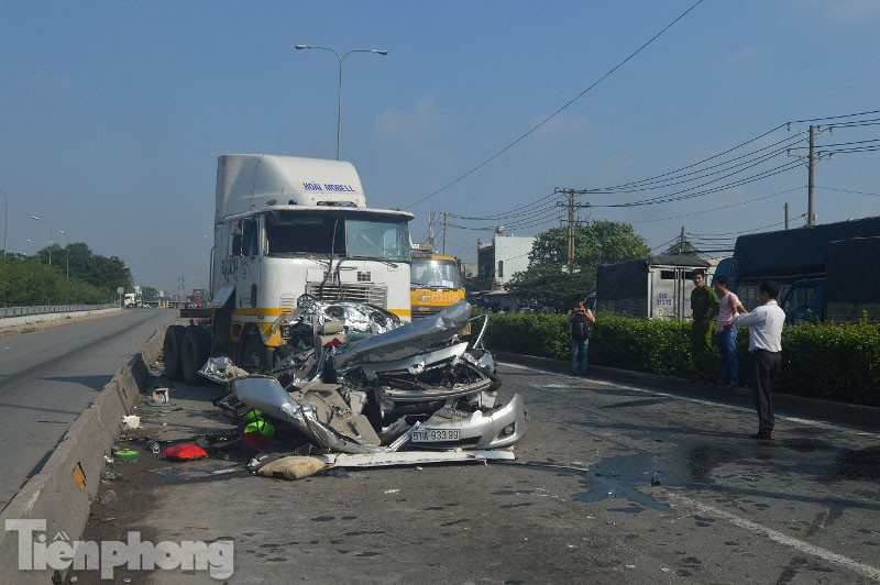 Hiện trường vụ tai nạn thảm khốc khiến 5 người trong gia đình thiệt mạng. Ảnh: Đông Sơn