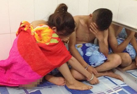 Cảnh sát bắt quả tang cặp đôi mua bán dâm trong nhà nghỉ. Ảnh: Công an Đà Nẵng.