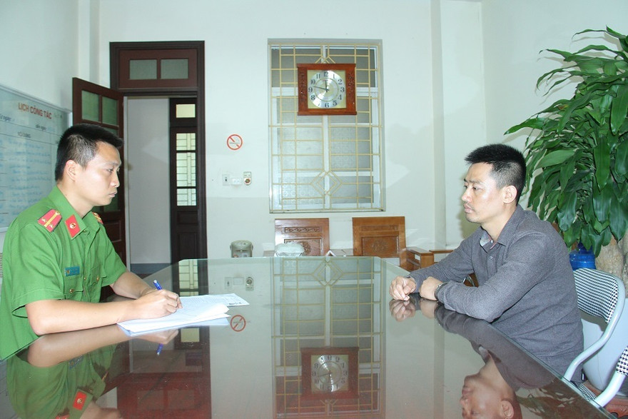 Đối tượng Tùng 'Bake' tại cơ quan công an. Ảnh: Công an Lào Cai.
