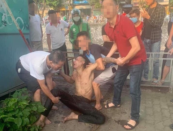 Hình ảnh nam thanh niên được đưa lên bờ.