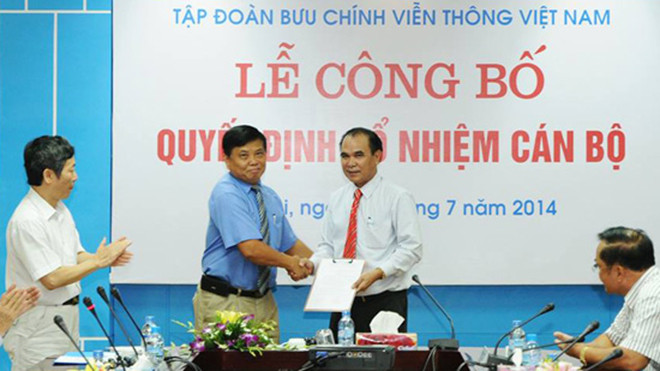 Trao quyết định cho tân Giám đốc VinaPhone. Ảnh: Thái Khang