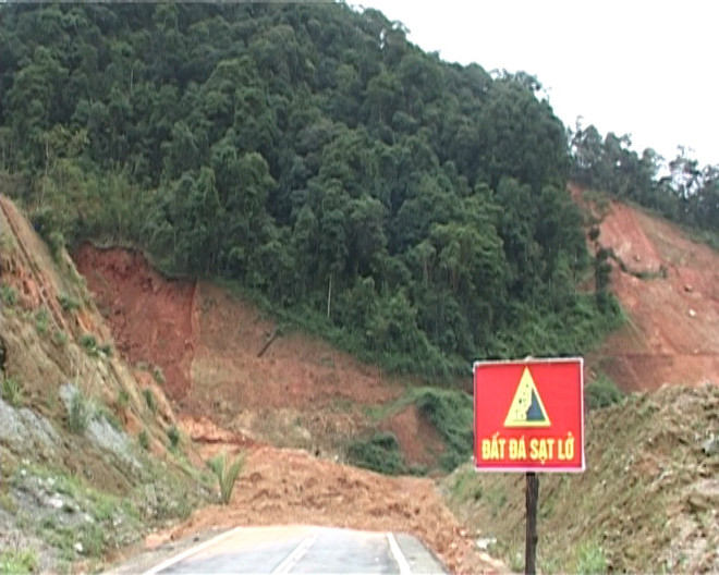 Sạt lở nghiêm trọng tại đèo Măng Rơi.