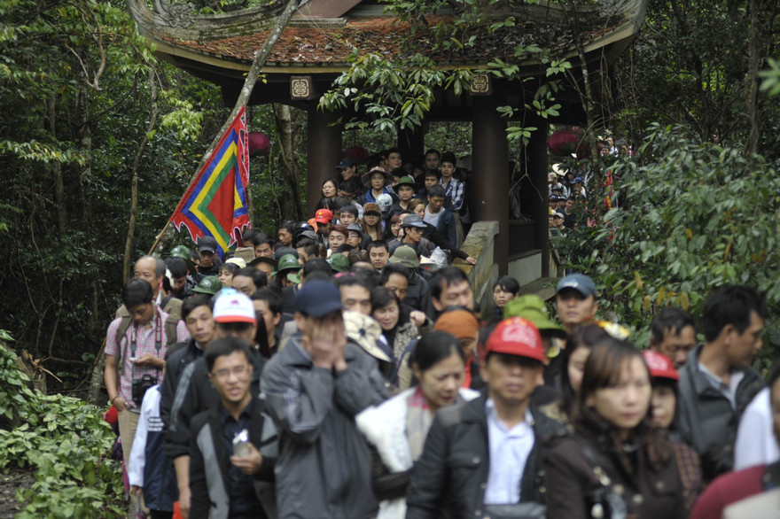 Hàng vạn người đổ về khai hội Yên Tử