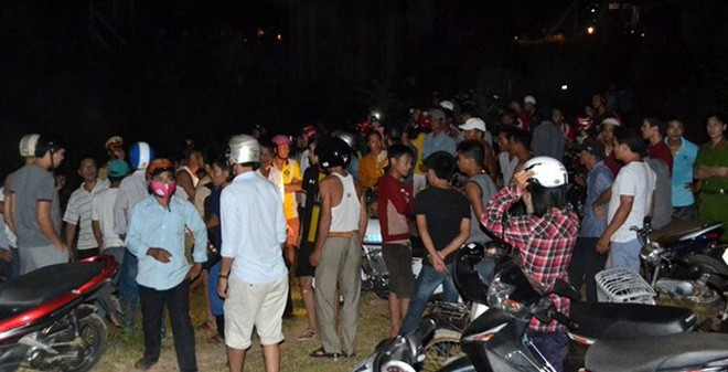 Rất đông người dân tụ tập tại hiện trường vào tối 17.6 ở địa điểm phát hiện thi thể người phụ nữ trong chiếc bao tải. Ảnh: Hưng Thơ.