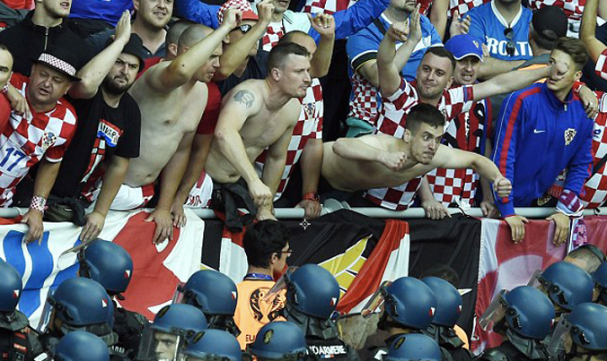 HLV Ante Cacic (Croatia) gọi nhóm CĐV quá khích của nước này là khủng bố.