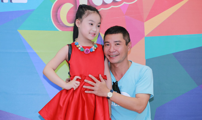 Dù rất bận rộn nhưng Công Lý “đích thân” đưa cô con gái nuôi đến casting Nhí tài năng 2016 tại một Trung tâm thương mại ở Hà Nội sáng 17/6. Anh bảo, vì con còn nhỏ nên anh phải trực tiếp đưa con đi để cổ vũ tinh thần cho bé.