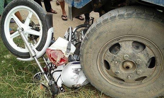 Xe chuyên dụng của CSGT bị cuốn vào gầm xe công nông nát bét.