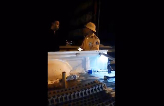 Lực lượng CSGT rọi đèn pin và “vung tay” với người quay phim trong clip.