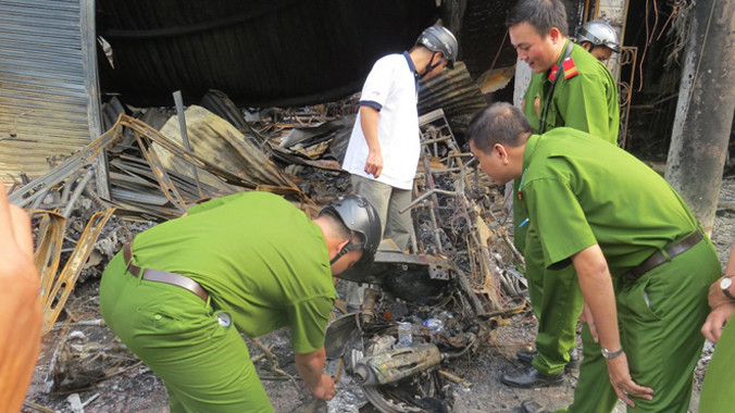 Công an đang khám nghiệm hiện trường.