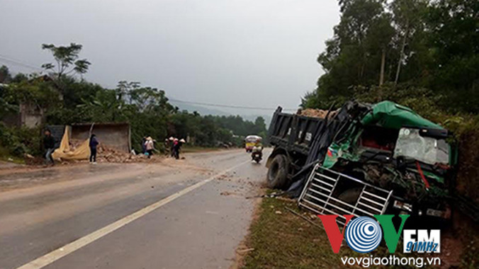 Hiện trường vụ tai nạn giữa 2 xe tải.