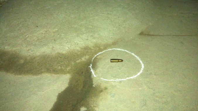 Viên đạn súng lục rơi ra tại hiện trường. Ảnh: Hoàng Anh Thắng.