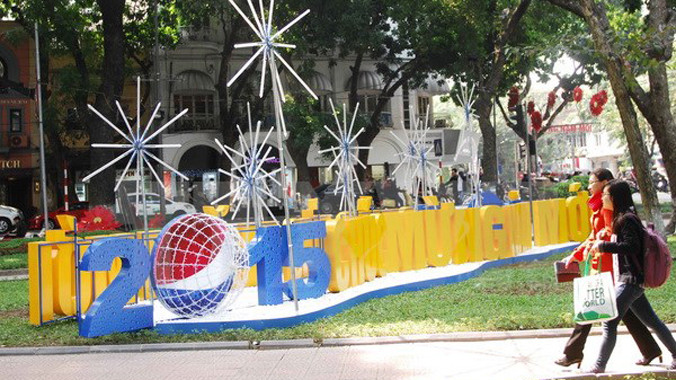 Trang trí chào đón Năm mới 2015 xung quanh hồ Hoàn Kiếm. Ảnh: Minh Đức/TTXVN.