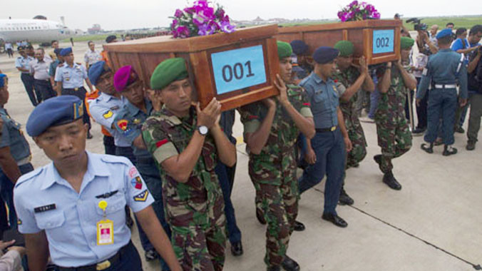 Thi thể hai nạn nhân đầu tiên được đưa về Indonesia. Ảnh: Reuters.