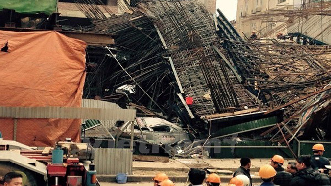 Hiện trường vụ sập giàn giáo tại công trường đường sắt đô thị Cát Linh-Hà Đông. Ảnh: Sơn Bách/Vietnam+.
