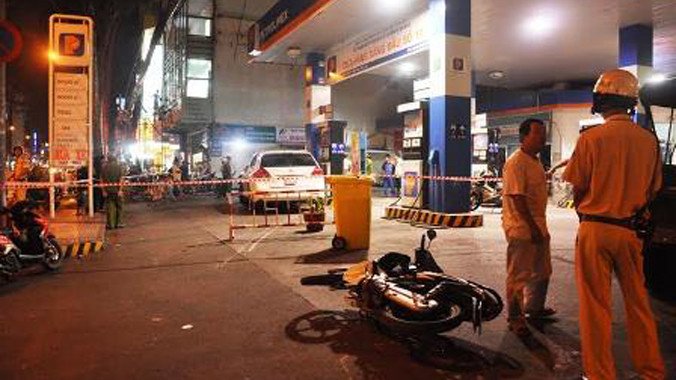 Hiện trường chiếc ô tô lao vào cây xăng.