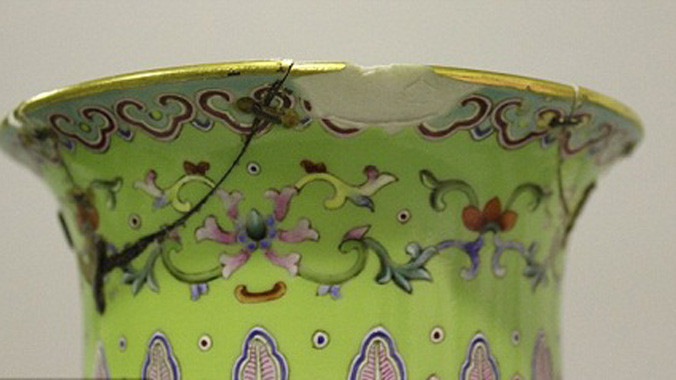 Vì phần miệng bình đã bị sứt mẻ nhiều nên mức giá dừng lại ở 634.000 bảng.