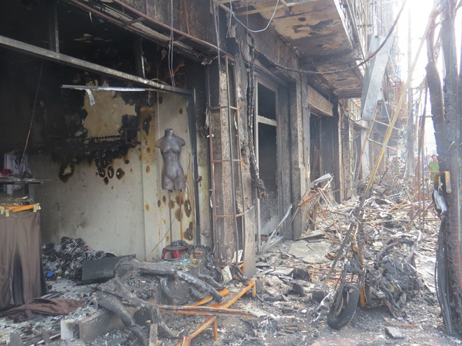 Nhiều căn nhà hoang tàn sau vụ cháy.