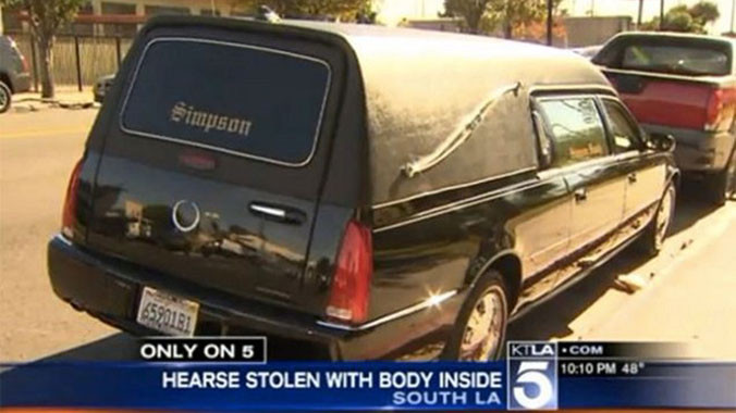 Một gã đàn ông lấy cắp xe tang khi nó đang tiến vào nhà thờ rồi trốn. Ảnh: UPI.