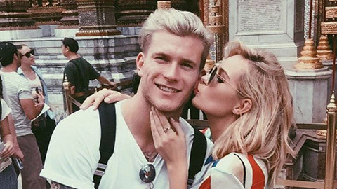 Thủ thành người Đức - Loris Karius đã trúng tiếng sét ái tình khi gặp chân dài đồng hương Annelie Alpert vào năm ngoái. Nếu cô bồ cao 1m72 đã là một cái tên quen thuộc ở làng mẫu châu Âu thì Karius mới chỉ nổi tiếng ở phạm vi nước Đức.