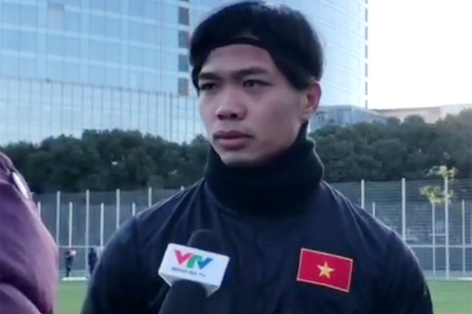 Công Phượng trả lời báo chí.