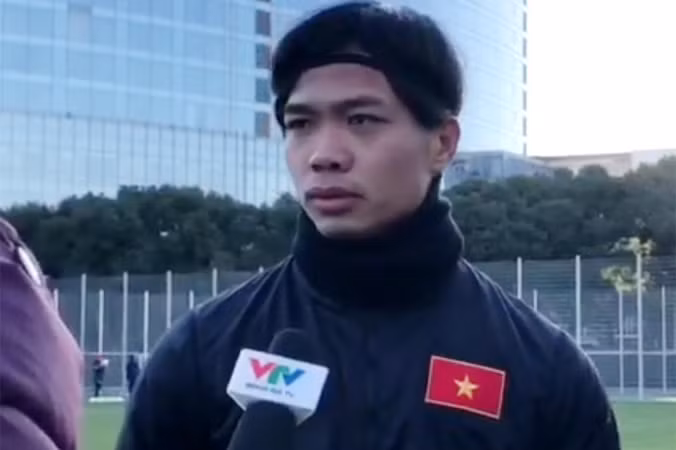 Công Phượng trả lời báo chí.