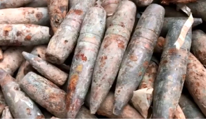 Đầu đạn trong vườn nhà dân ở Hưng Yên. Ảnh: CTV.