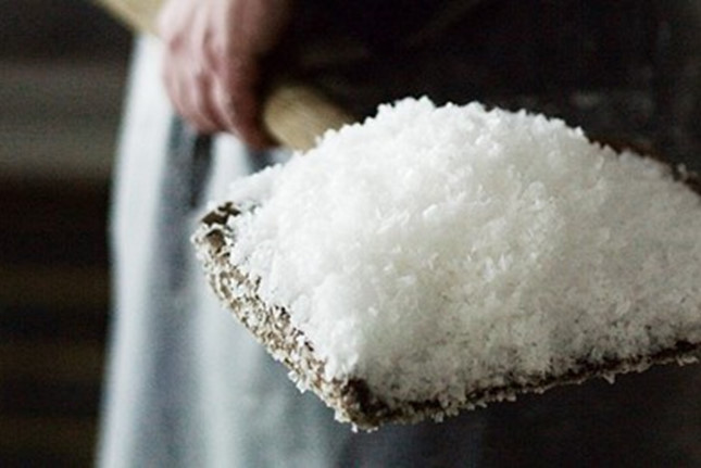 Muối ăn không chỉ là gia vị mà còn là một vị thuốc quý được dùng để chữa trị nhiều chứng bệnh. Ảnh: Mamamia.