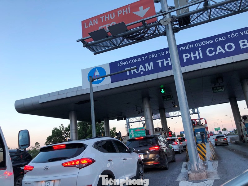 Ùn tắc kéo dài tại làn thu phí ETC trạm Cao Bồ thời gian qua. 