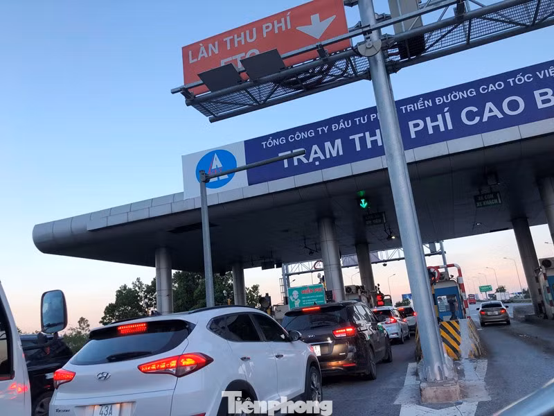 Ùn tắc kéo dài tại làn thu phí ETC trạm Cao Bồ thời gian qua. 