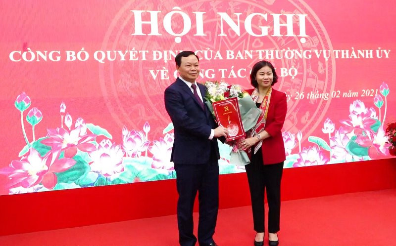 Phó Bí thư thường trực Thành ủy Hà Nội Nguyễn Thị Tuyến trao quyết định cho ông Đinh Trường Thọ chiều 26/2