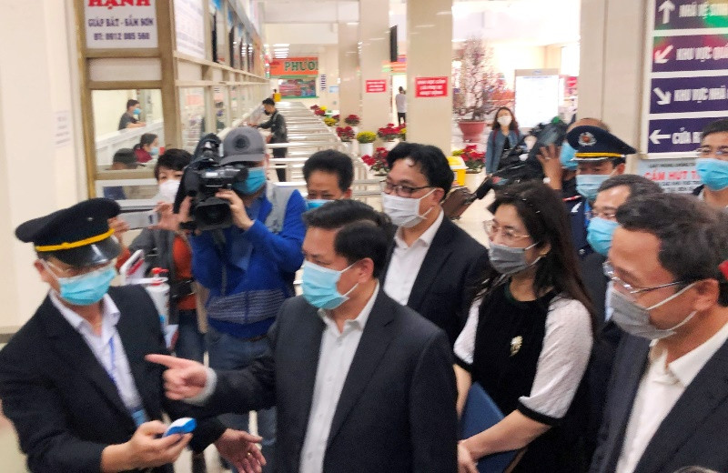 Bộ trường Giao thông thị sát tại bến xe Giáp Bát chiều 5/2. Ảnh: T.Đảng