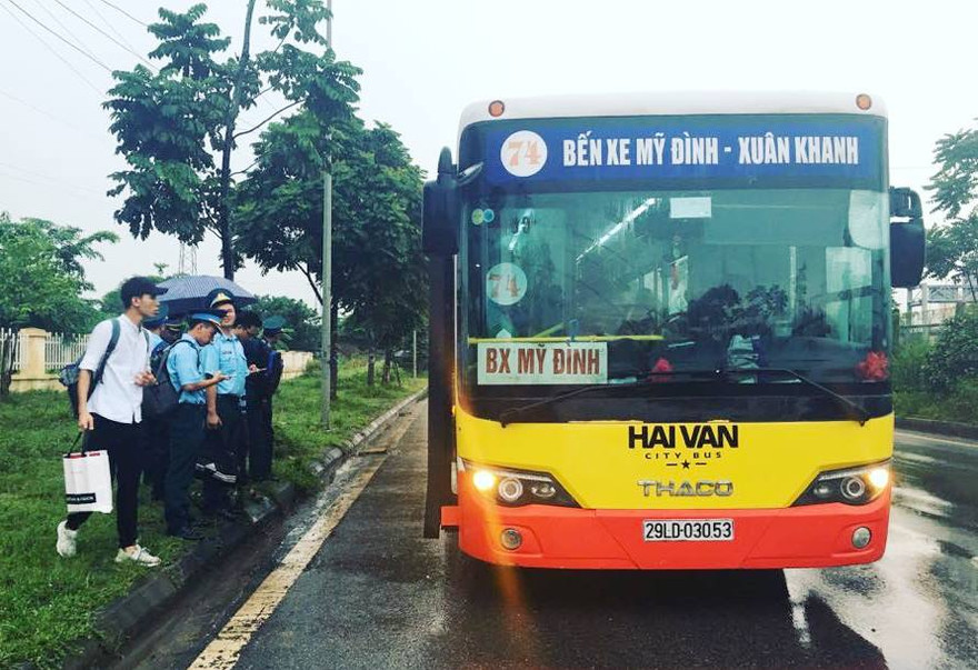 Xe buýt tuyến 74 hoạt động trên đường