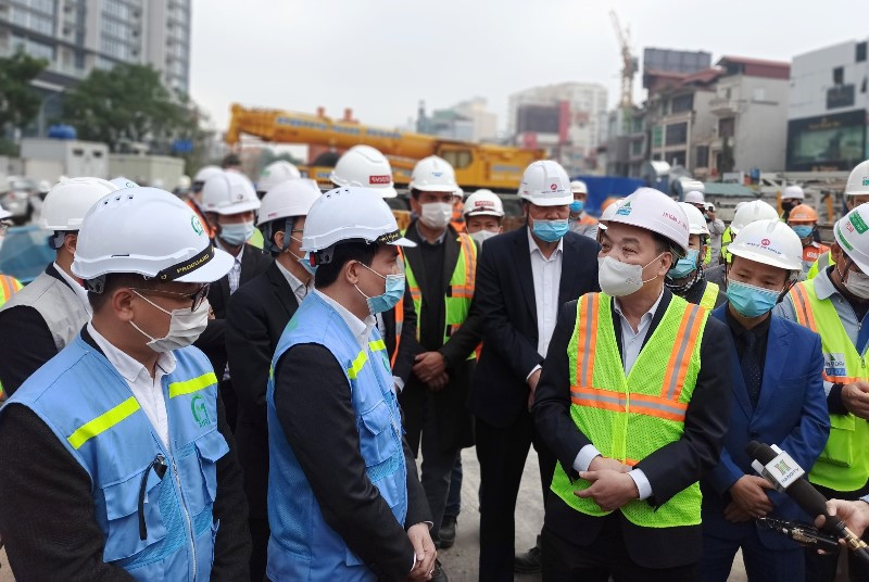 Chủ tịch UBND thành phố Hà Nội tại công trường nhà ga S9 sáng 10/2. 