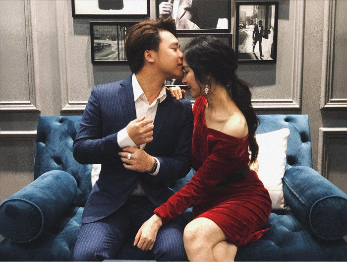 Bạn trai tình tứ hôn trán Hoà Minzy.