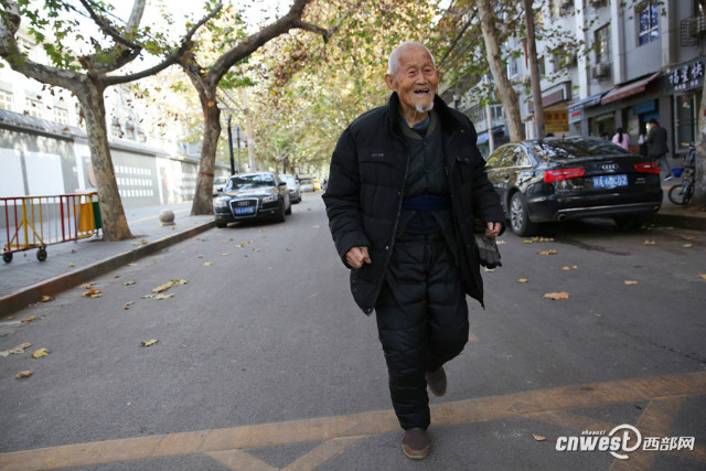 Đối với những người thường đến Công viên Cách mạng Tây An, cụ ông Yang Maolin (SN 1915), đến từ thành phố Tây An, tỉnh Thiểm Tây (Trung Quốc), được mệnh danh là “công dân cao tuổi lành mạnh”.