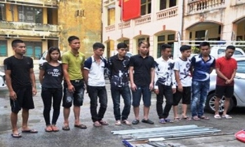 Nhóm thanh niên vác dao kiếm đi trả thù cho 'đại ca'