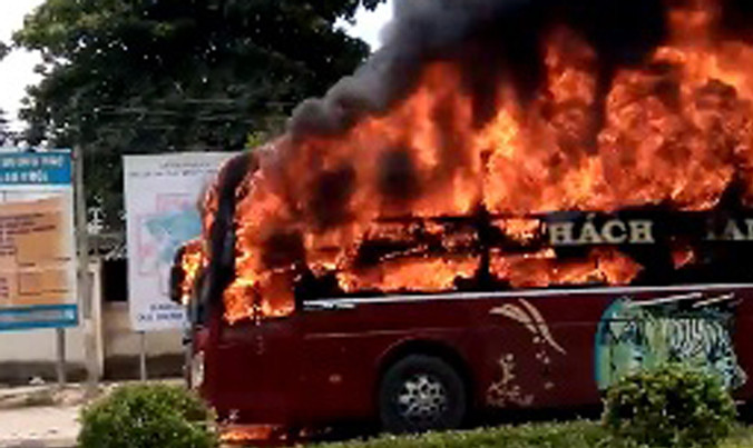 Lửa bốc lên dữ dội khi chiếc xe khách đang đậu trên quốc lộ 7.