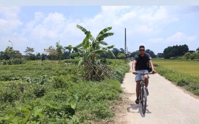 Sao M.U cùng vợ xinh đạp xe dạo phố, uống nước mía ở Hà Nội