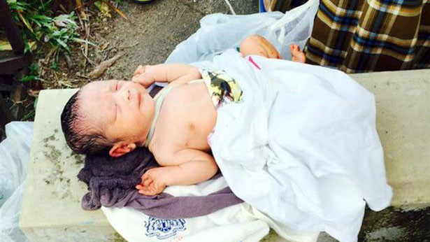 Bé trai may mắn được phát hiện kịp thời. Ảnh: Mirror.