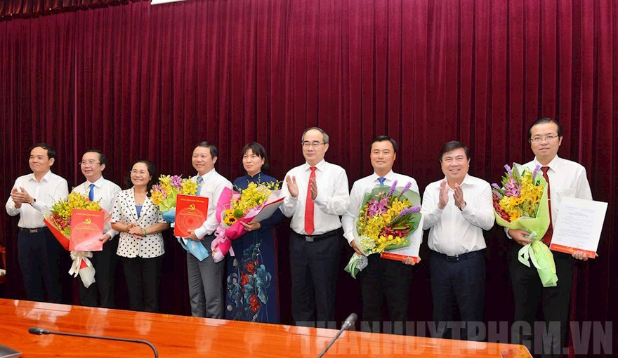 Lãnh đạo thành phố Hồ Chí Minh trao quyết định và chúc mừng các tân Ủy viên Ban Chấp hành Đảng bộ thành phố Hồ Chí Minh.