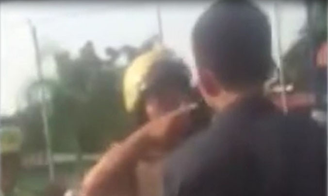 CSGT và người dân lời qua tiếng lại, sau đó xảy ra vụ việc đánh người dân. Ảnh cắt từ clip.