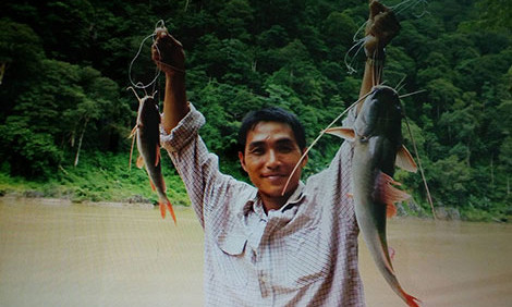 Cần thủ câu được cá lăng khổng lồ.