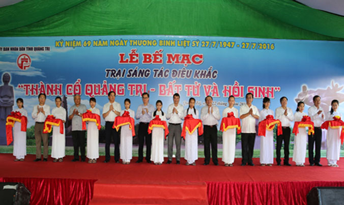 Các đại biểu cắt băng khánh thành Trại sáng tác điêu khắc “Thành cổ Quảng Trị - Bất tử và hồi sinh”.