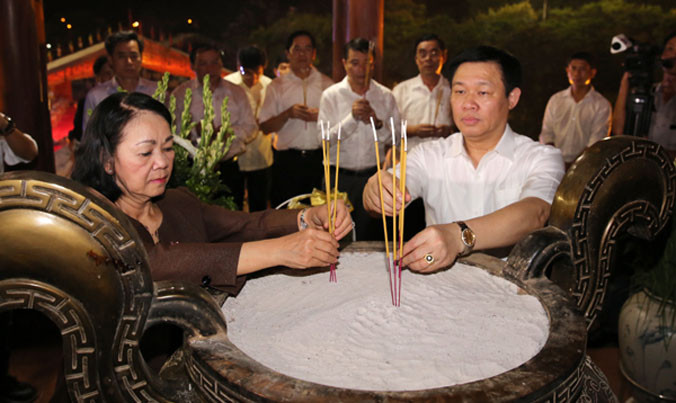 Các đại biểu thắp hương tưởng nhớ các Anh hùng liệt sĩ tại Thành cổ Quảng trị.