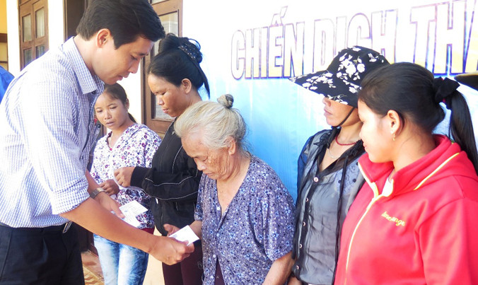 Trao thẻ bảo hiểm y tế chăm sóc sức khỏe gia đình chính sách tại vùng cao Nam Đông dịp kỷ niệm Ngày Thương binh liệt sĩ 27/7.