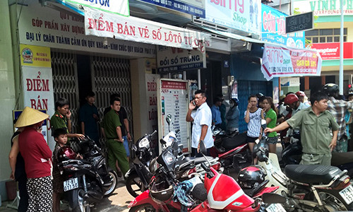 Cảnh sát khám nghiệm hiện trường. Ảnh: Xuân Thắng.