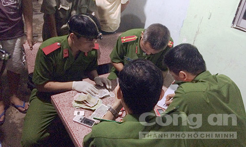 Công an khám nghiệm hiện trường và lấy lời khai các nhân chứng.