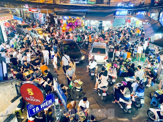 Phố Tây Tạ Hiện 